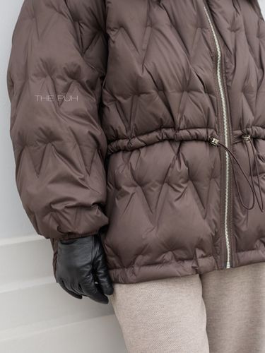 Тонкий шоколадный пуховик с кулиской и меховым капюшоном