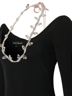 Черное платье с декором из страз