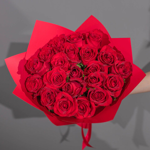 Букет 21 красная Роза Кения 40 см в пленке