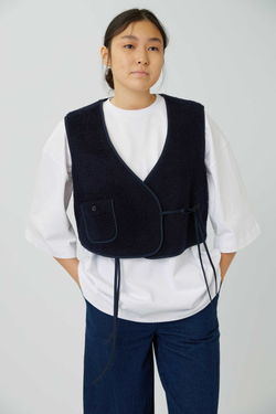 Жилет на двух завязках из синего меха