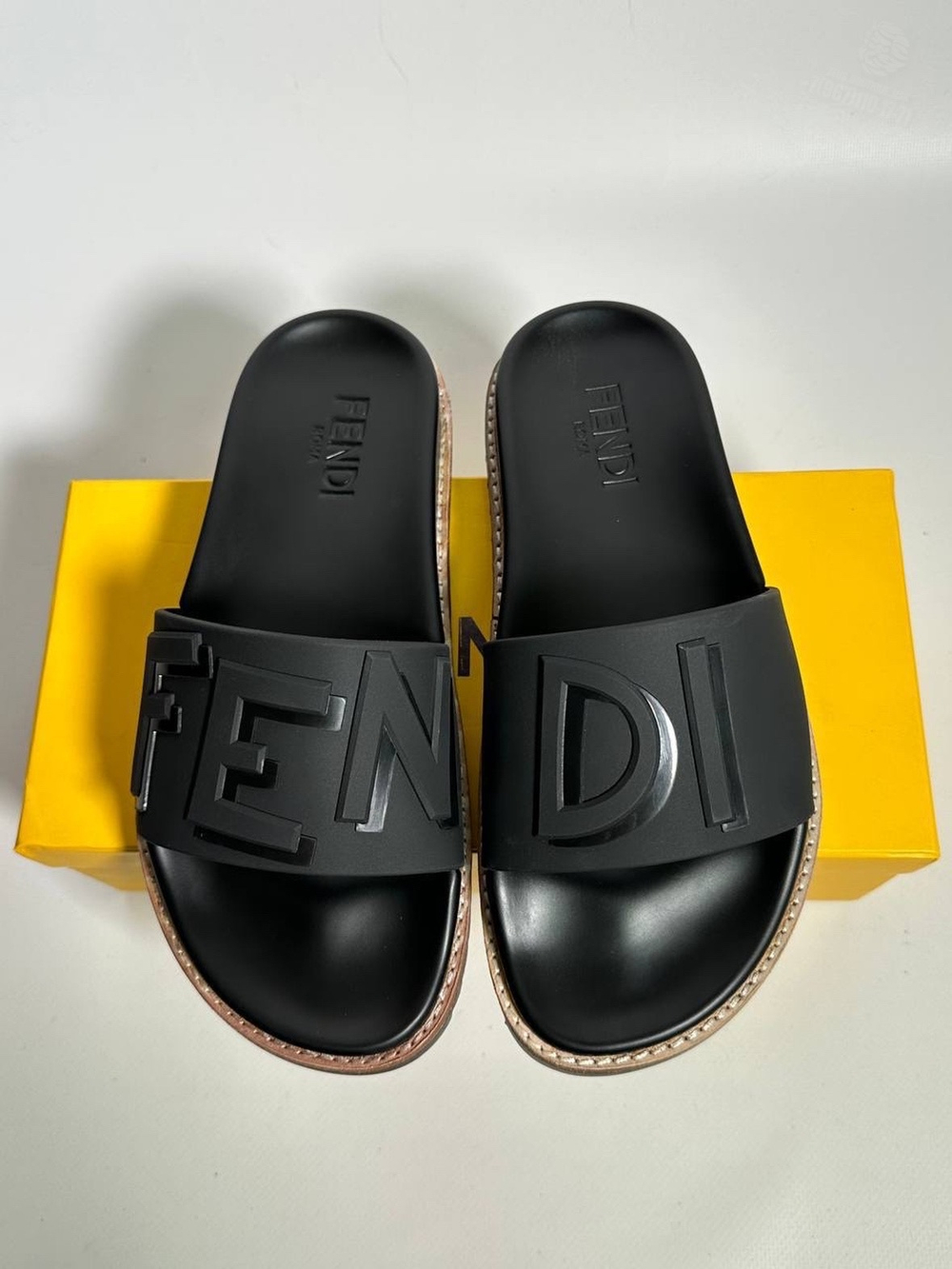 Шлепанцы Fendi
