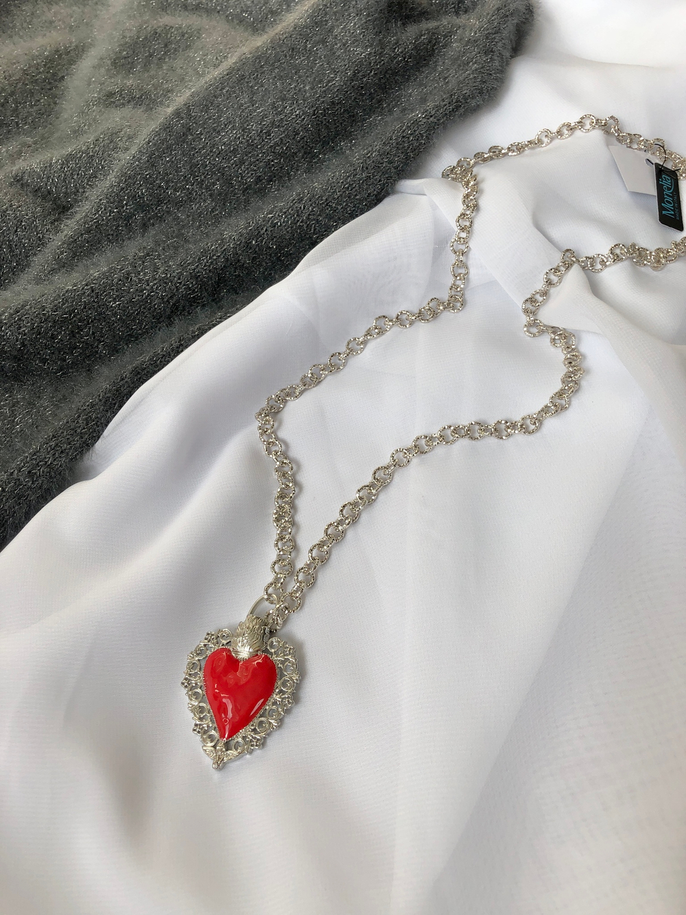 Кулон сердце ажурное с красной эмалью на цепочке из круглых звеньев с насечками, цвет серебр, Италия