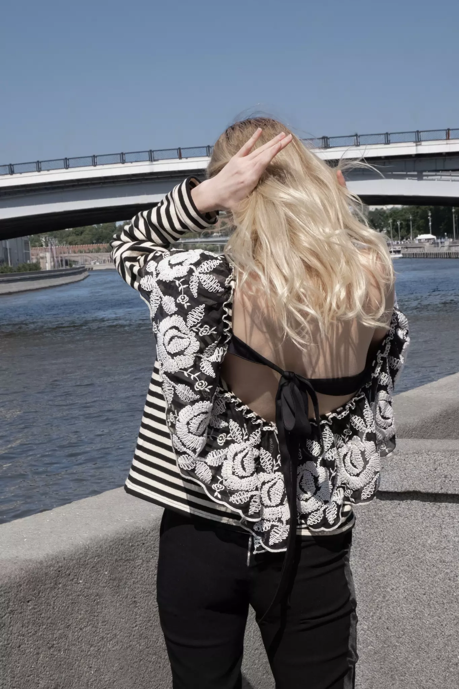 Свитшот в полоску с воротником-рюшей