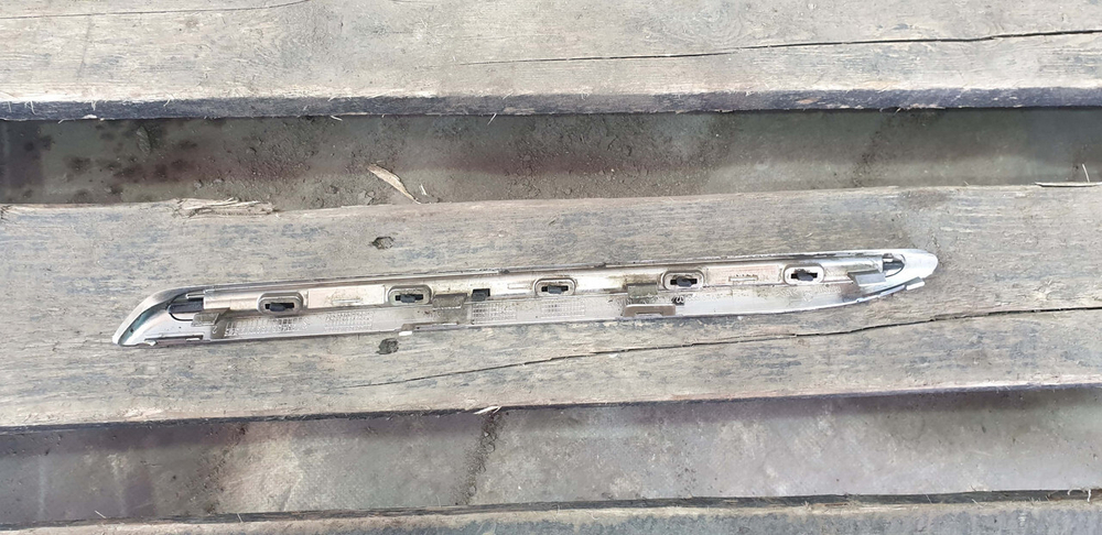 Молдинг решетки радиатора Mercedes E-Class (W213) 16-20 Б/У Оригинал A2138880273