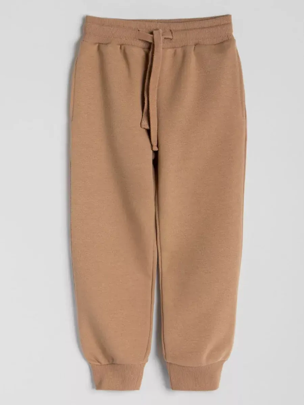 Бежевый спортивный костюм для мальчика в школу