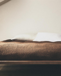 ZARA HOME ОДНОТОННЫЙ ПОДОДЕЯЛЬНИК (200 НИТЕЙ), КОРИЧНЕВЫЙ