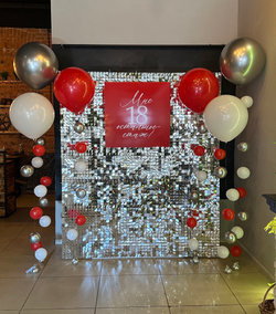 Фотозона на день рождения блестящая пайетка серебро/красный №3286