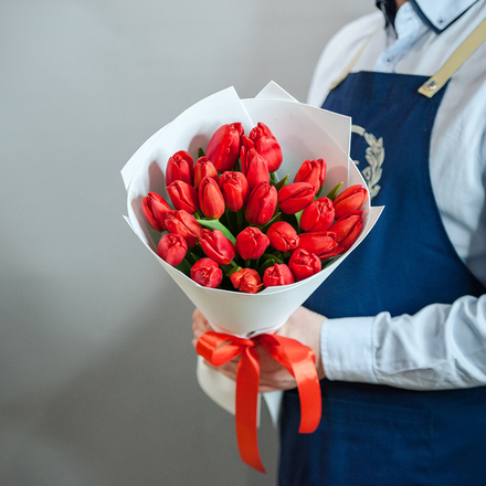 Красные тюльпаны в белом оформлении