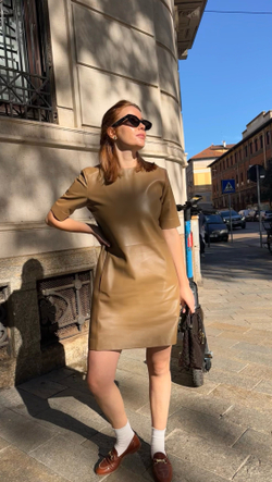 Бежевое кожаное платье