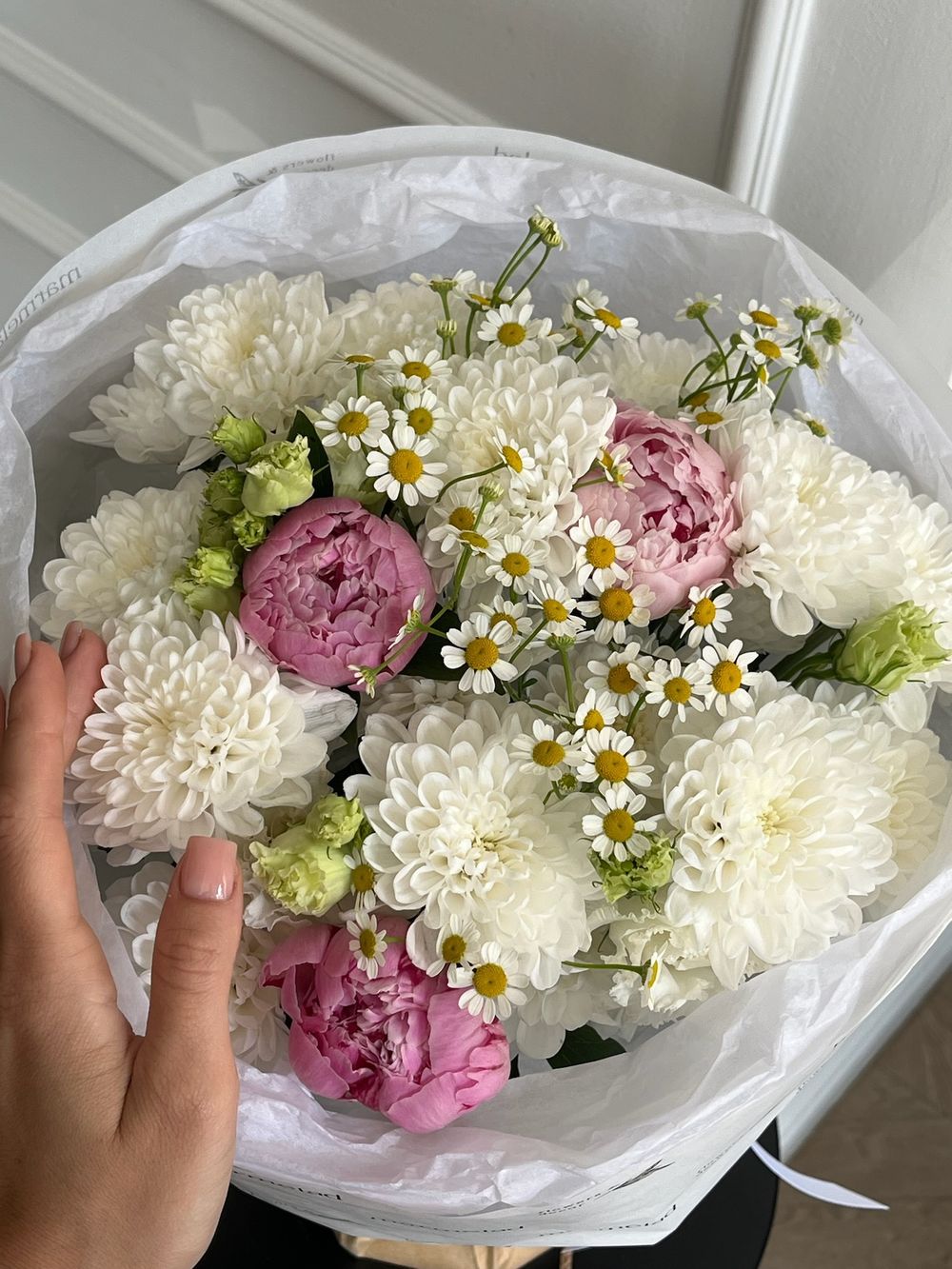 Букет из хризантемы, лизиантуса, пионов и ромашки