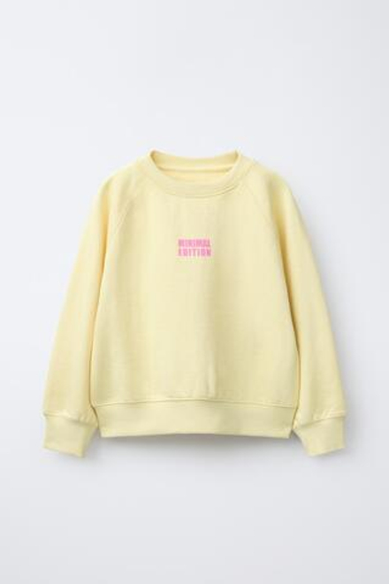 ZARA КОМПЛЕКТ ИЗ ТОЛСТОВКИ И ШОРТОВ С НАДПИСЬЮ, ЖЕЛТЫЙ