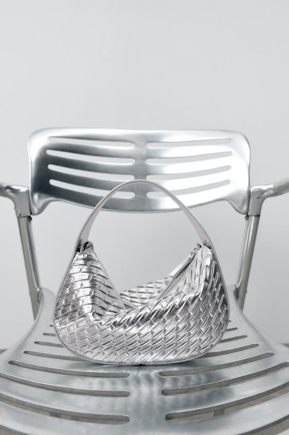 ZARA ПЛЕТЕНАЯ СУМКА, СЕРЕБРИСТЫЙ