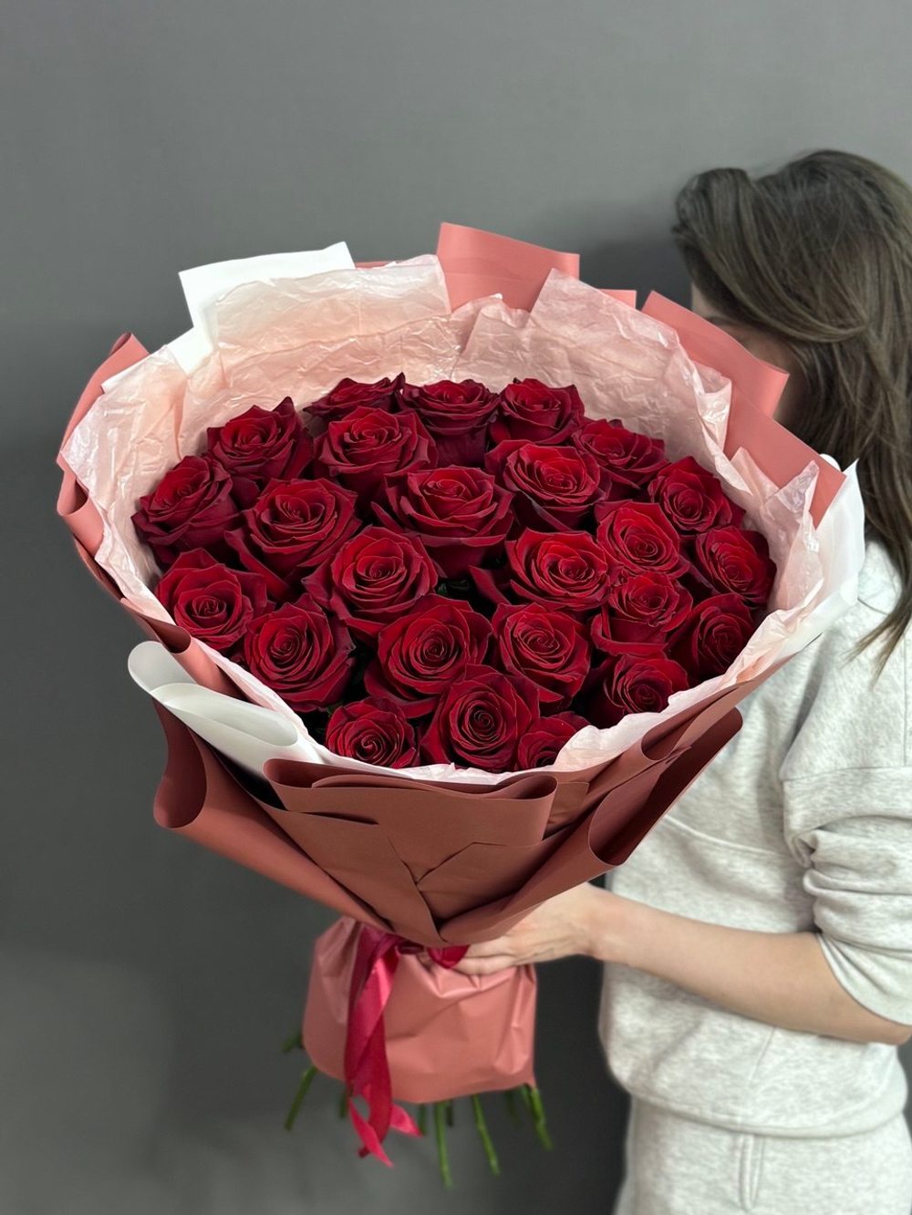 Монобукет с 25 красными розами сорта "Эксплорер" (Эквадор 60 см)