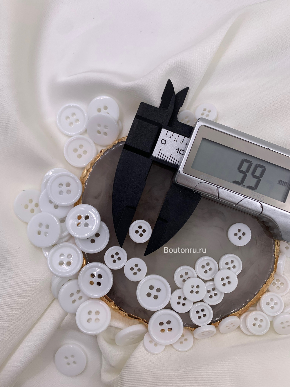 Пуговицы белые на прокол с узким бортиком
