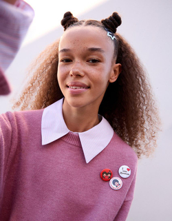 BERSHKA Набор из 7 значков с изображением Monchhichi, красный