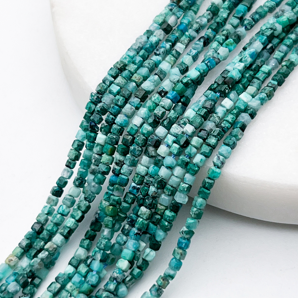 Хризоколла бусины, куб, размер около 1,8-2,1 мм, цена за нить 38 см
