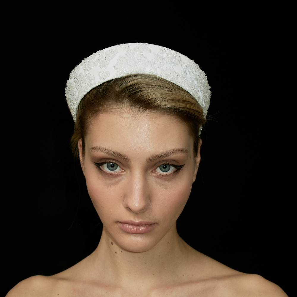 Кокошник S из белого жаккарда с декором