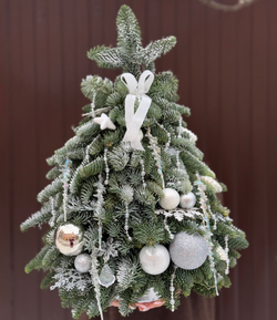 Новогодняя композиция из нобилиса "Елочка ручной работы", оформленная в трендовых тенденциях, 55-60 см