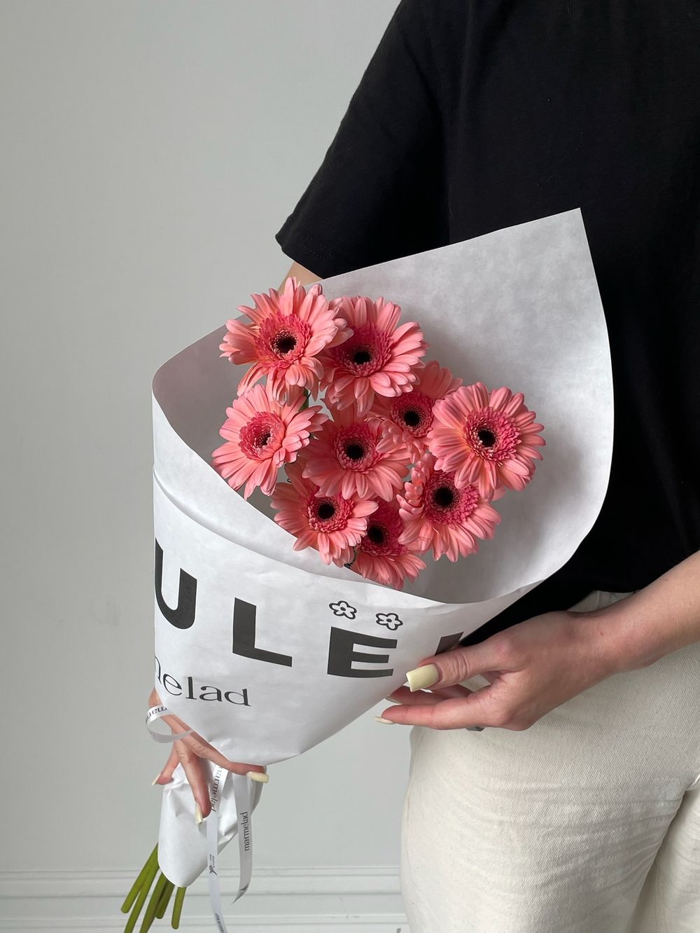 Кулек из герберы в нежно-розовом оттенке