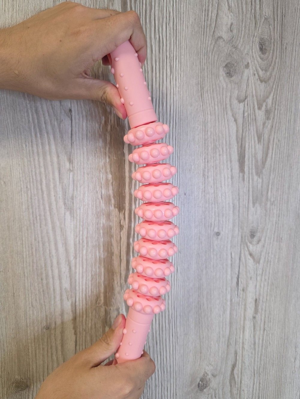 Ручной роликовый массажер для тела 38 см розовый (0038-2)