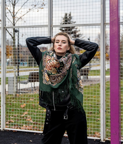 Платок шерстяной с шелковой бахромой