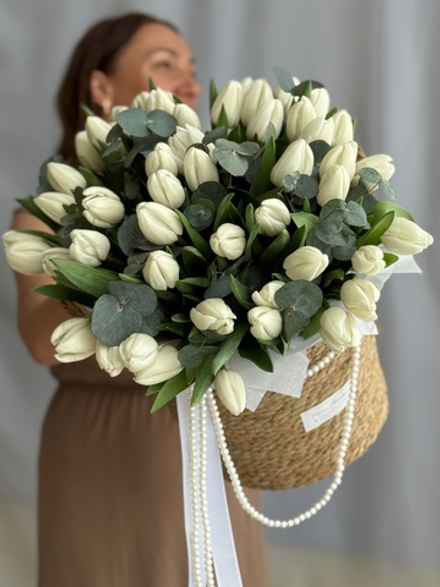 Охапка белых тюльпанов и благородный эвкалипт в стильной корзине от Флора Маркет