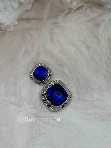 Пуговицы серебристые мягкий квадрат с крупным синим камнем