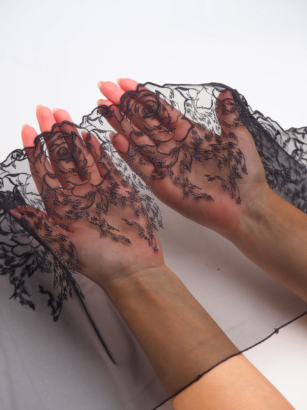 Вышивка на сетке черная с люрексом неэластичная ширина 22 см ОТРЕЗЫ