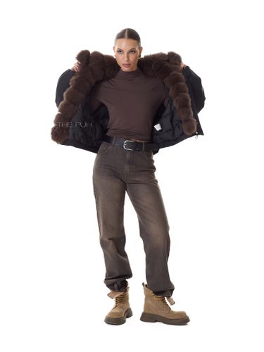 Черная пуховая парка с меховым воротником