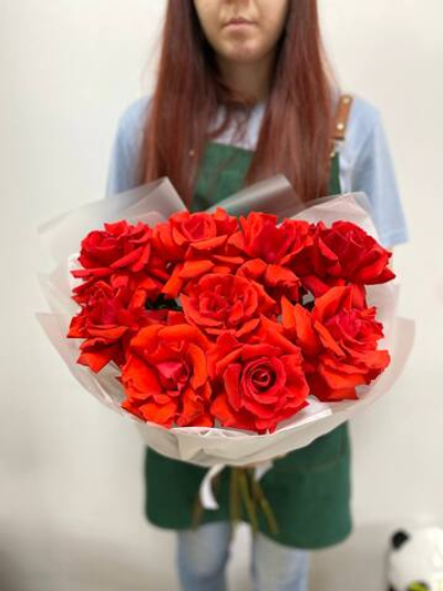 Объемный яркий букет из 9 французских роз.