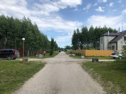 В западной части «Романовского Парка» ведется бетонирование тумб