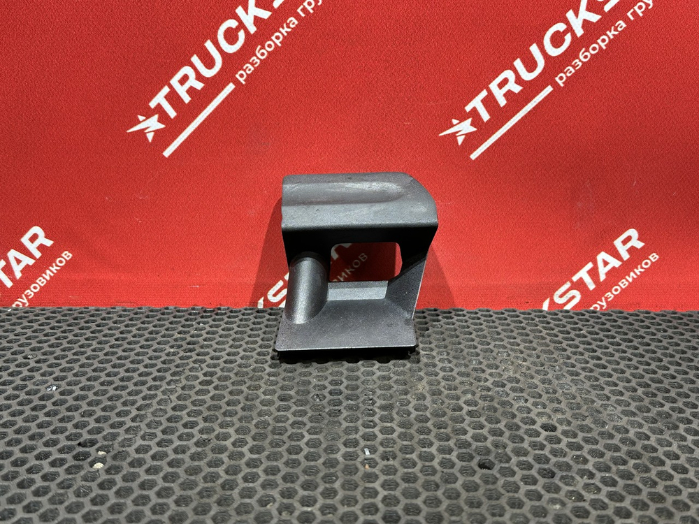 Заглушка решетки радиатора левая