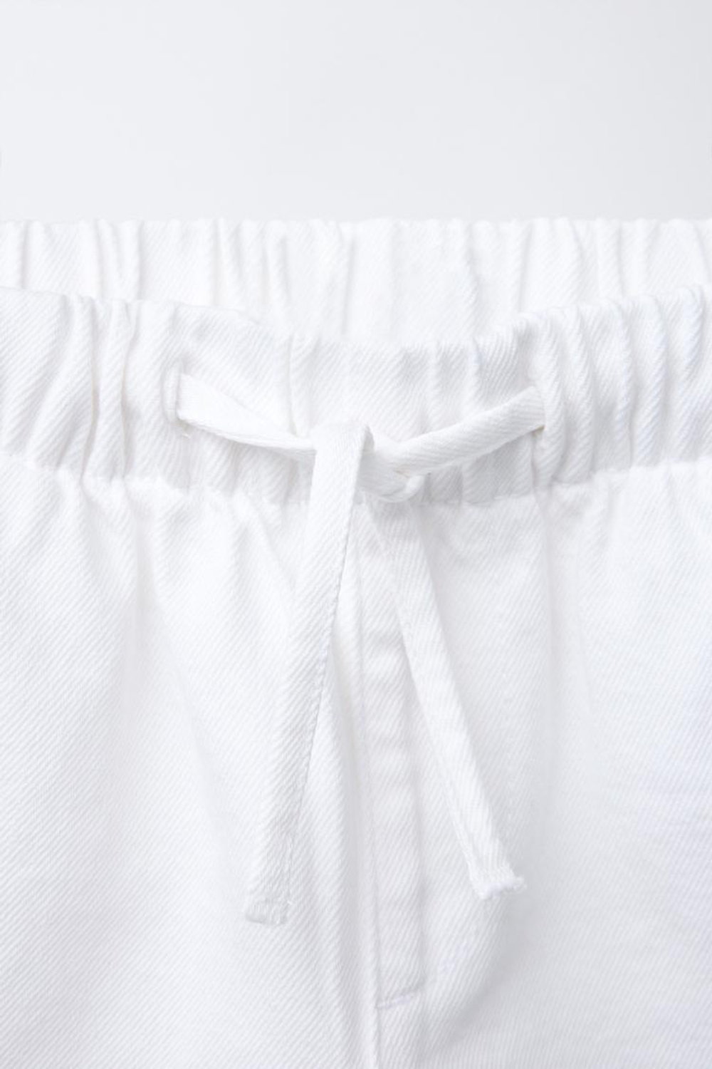 ZARA ДЖИНСОВЫЕ ШОРТЫ С ЭЛАСТИЧНЫМ ПОЯСОМ, БЕЛЫЙ