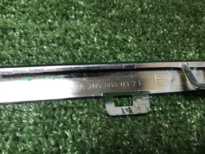 Молдинг решетки радиатора Mercedes C w205 (14-18)