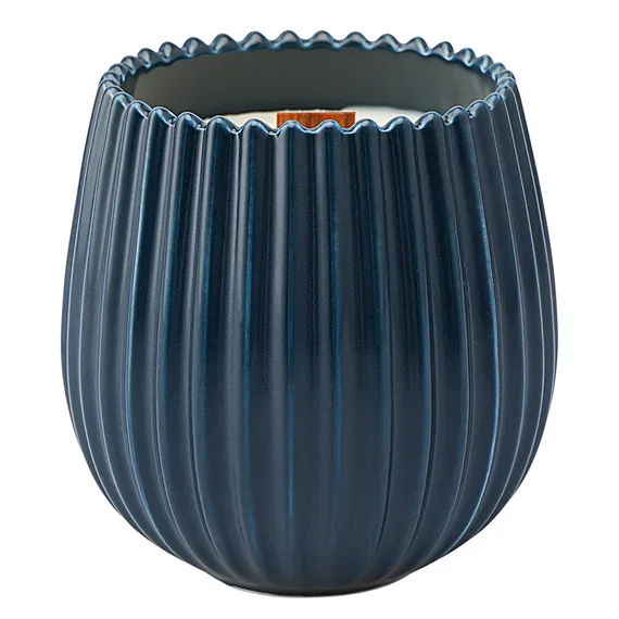 Свеча ароматическая с деревянным фитилём spicy snowflakes из коллекции edge, синий, 60 ч