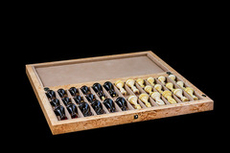 Шахматы из янтаря и карельской березы в кейсе