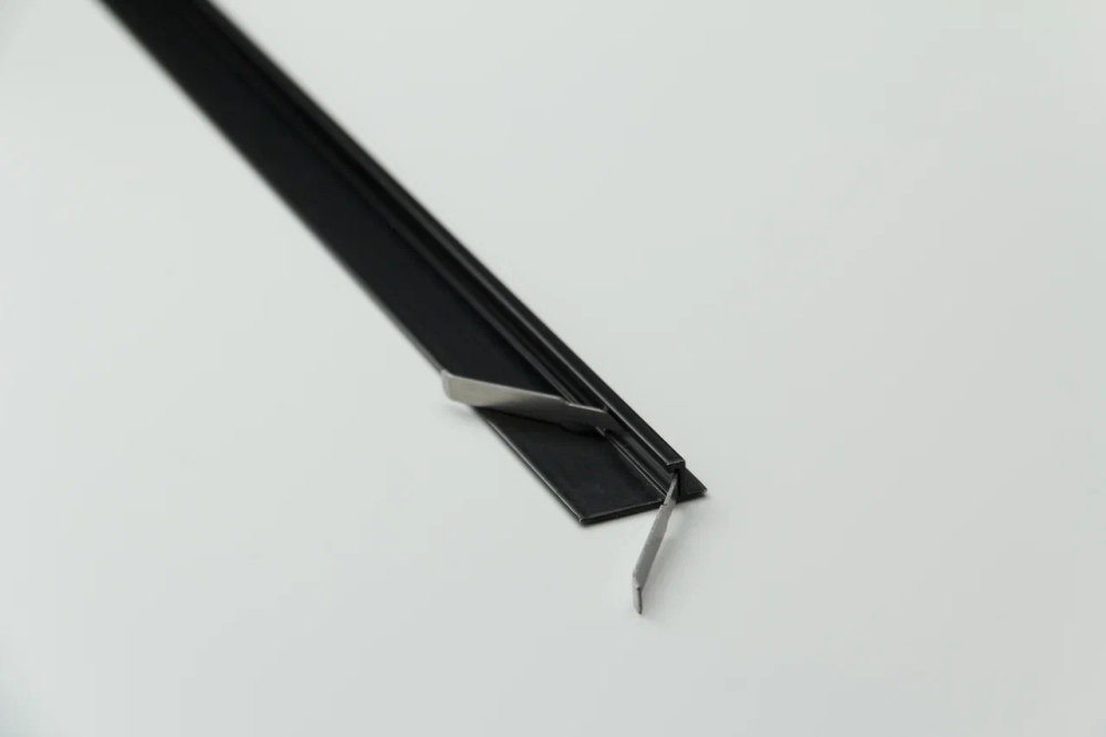 Алюминиевый порог для пола НЕПЛИНТУС UL20X6-03 Черный 20х6х2000 мм