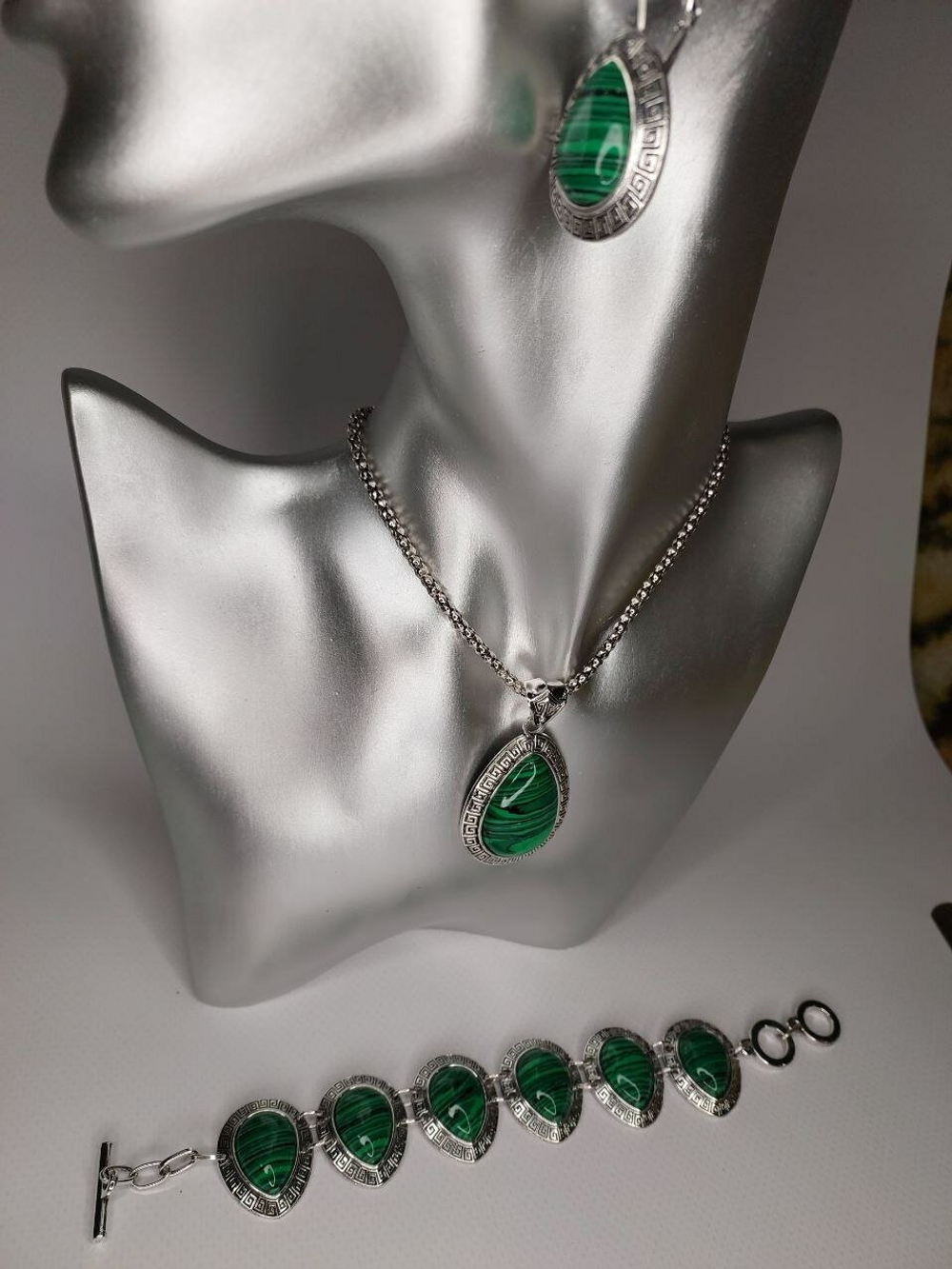 Комплект бижутерии. Подвеска, серьги, браслет с малахитовыми вставками "Малахит" Форма "Капля""