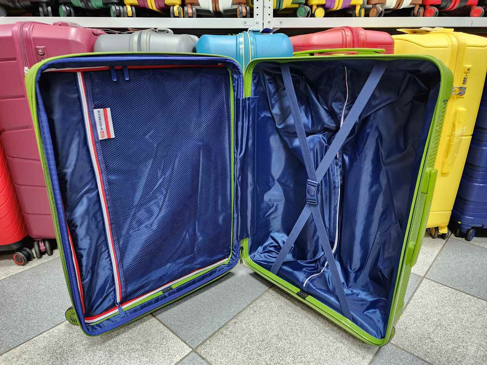 Чемодан Средний (М) полипропилен "Mironpan" съёмные колёса