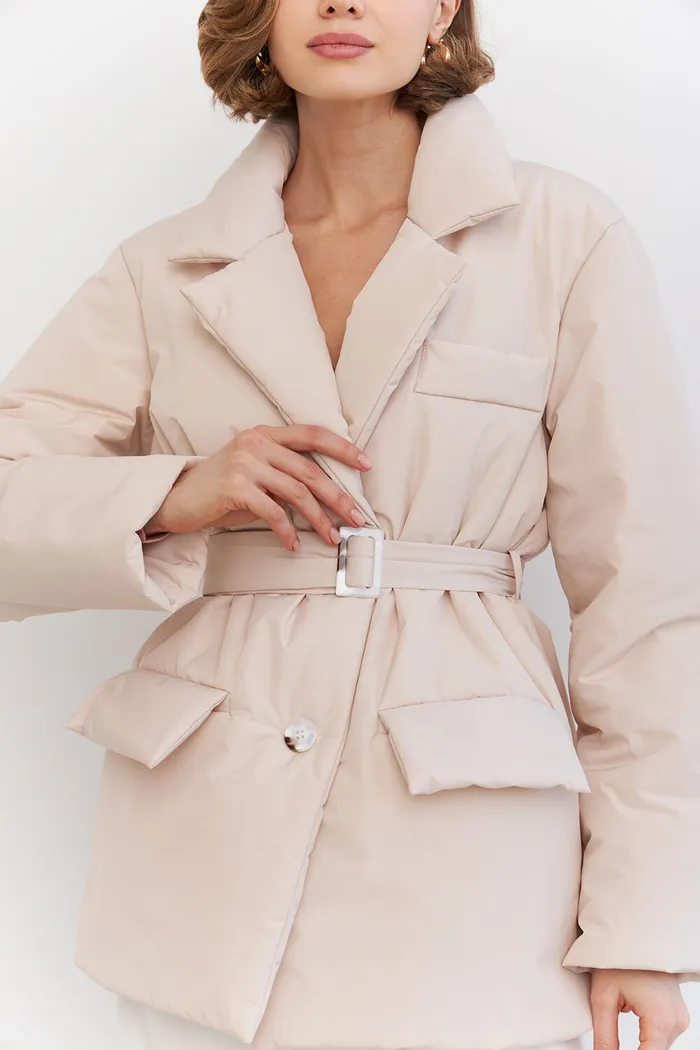 Куртка-пиджак на поясе цвета экрю