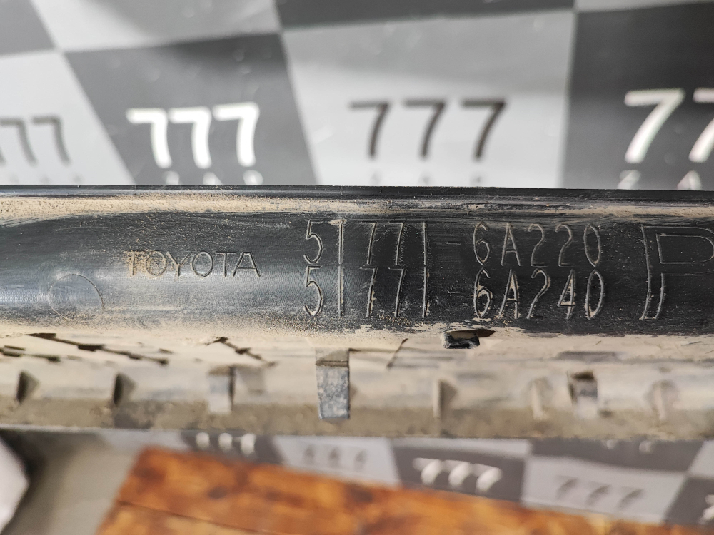 Накладка порога правого Toyota Land Cruiser Prado 250 23-нв Б/У Оригинал 517716A220