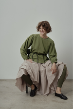 Блузка с длинными рукавами и капелькой на спине из пыльно-зеленого батиста