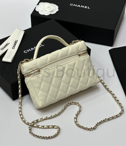 Белая сумка Chanel прямоугольная с золотой фурнитурой
