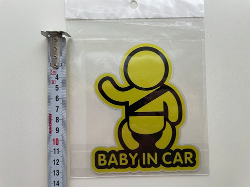 Наклейка (Baby in car - Ребенок в машине в желтом) на автомобиль, стикер на стекло, без подножки картонной (1 шт.)
