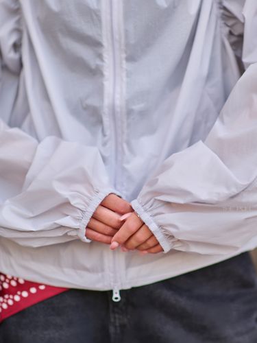 Светло-серая ветровка с акцентным воротником