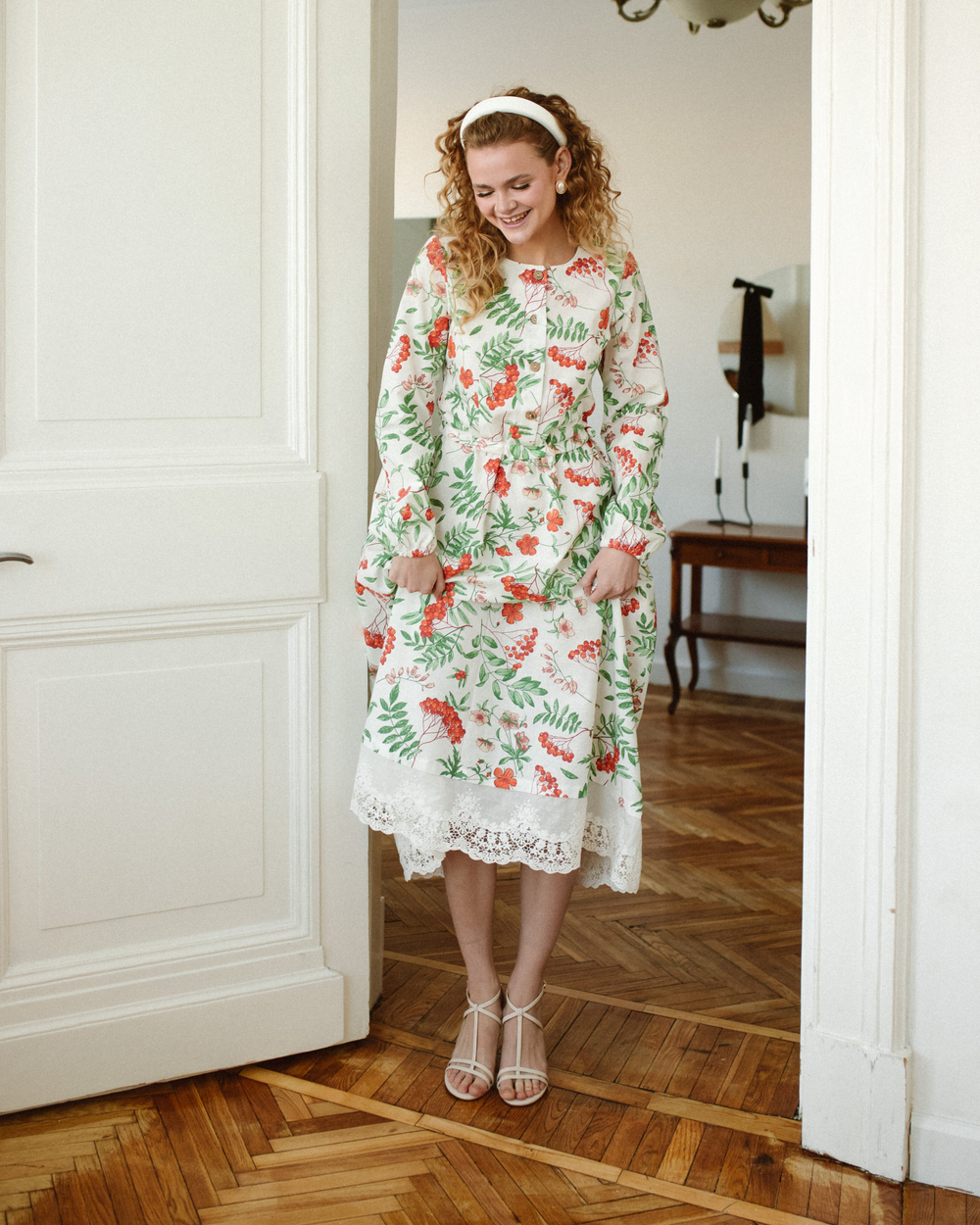 Платье белое с кружевом