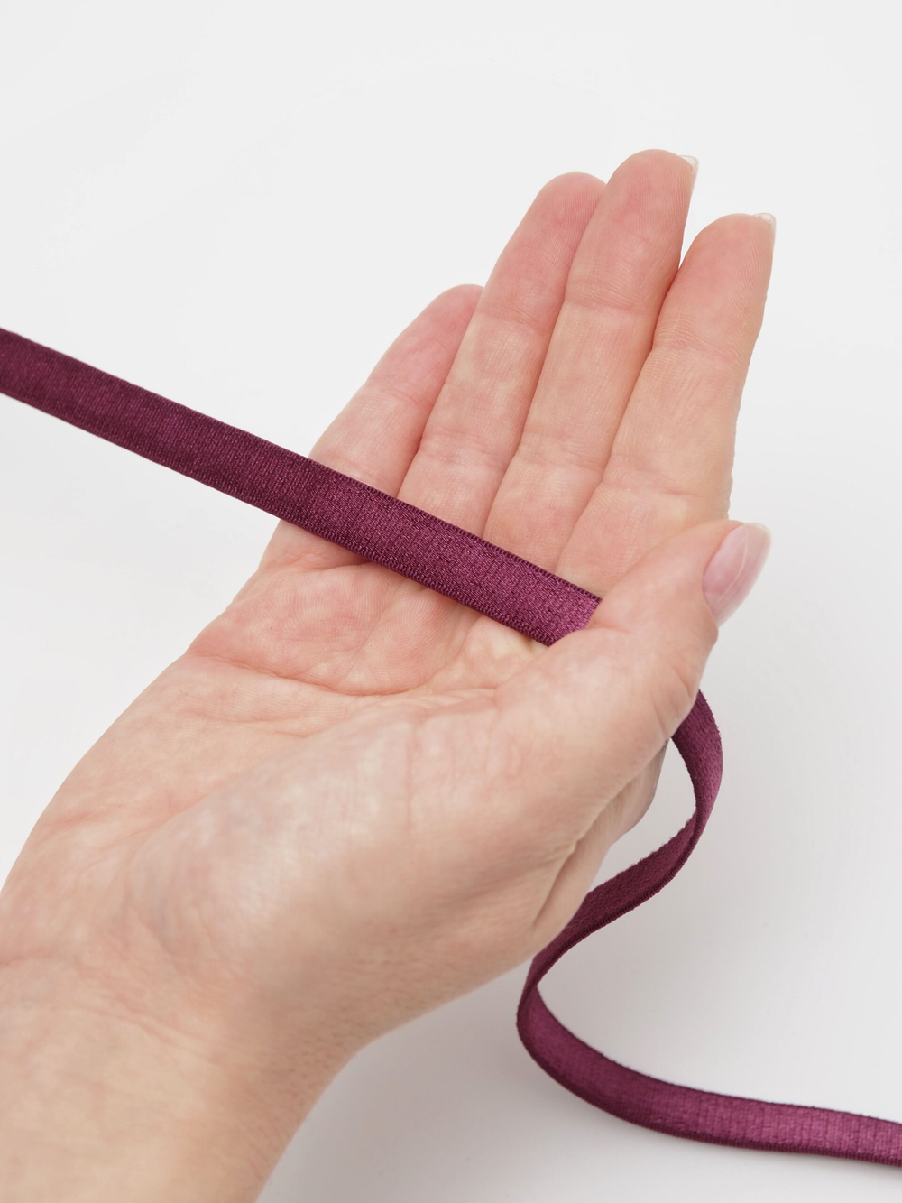 Резинка бретелечная слива мягкая глянцевая ширина 10 мм