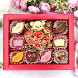 Шоколадный подарок "Мишка с розами" и 10 конфет ручной работы