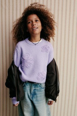 ZARA ВЯЗАНЫЙ ДЖЕМПЕР С ЦВЕТАМИ, СИРЕНЕВЫЙ