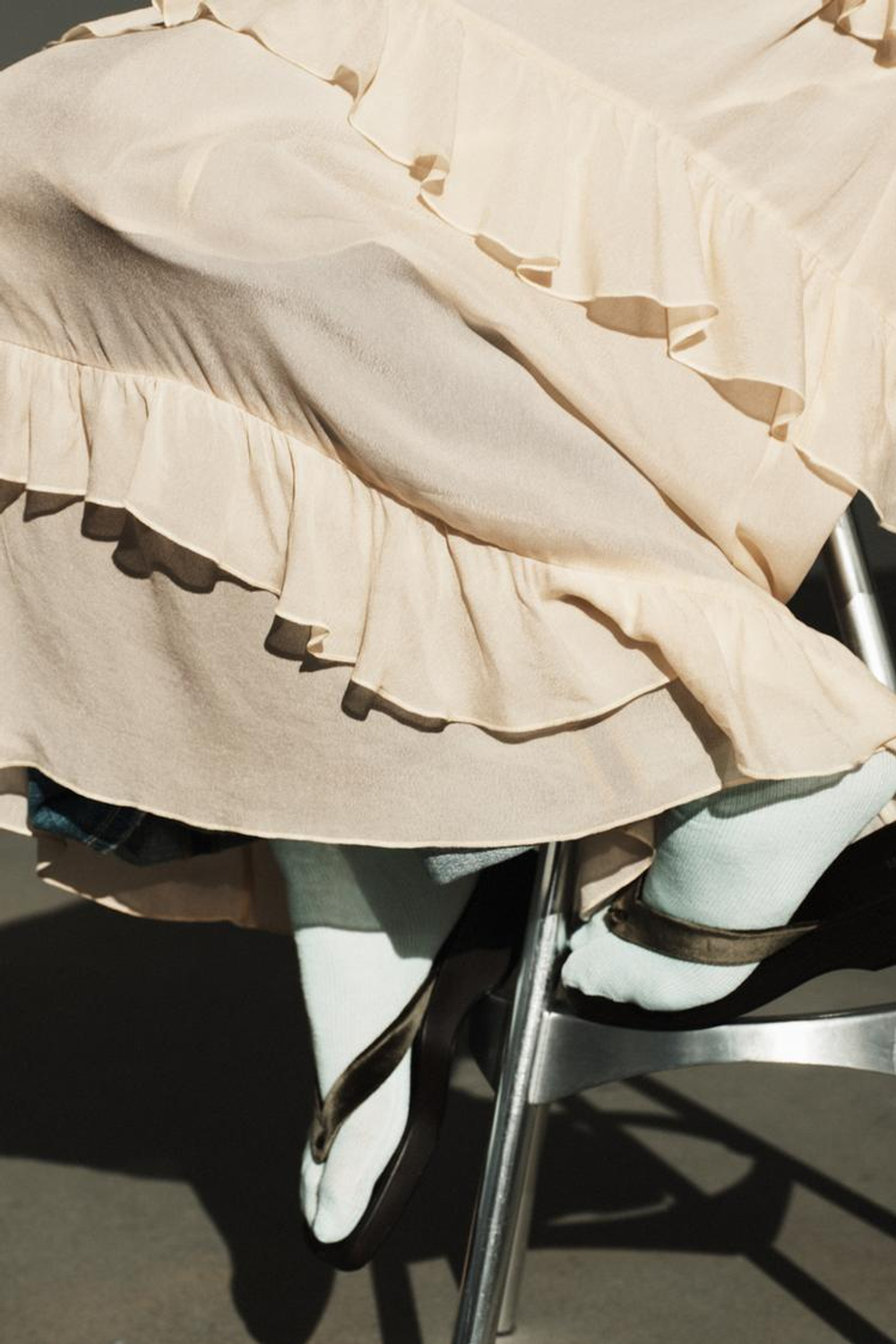 ZARA ПЛАТЬЕ МИДИ С ВОЛАНАМИ, КРЕМОВЫЙ